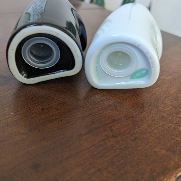 Hug Salt & Pepper Shakers NIB - Picture 7 of 8